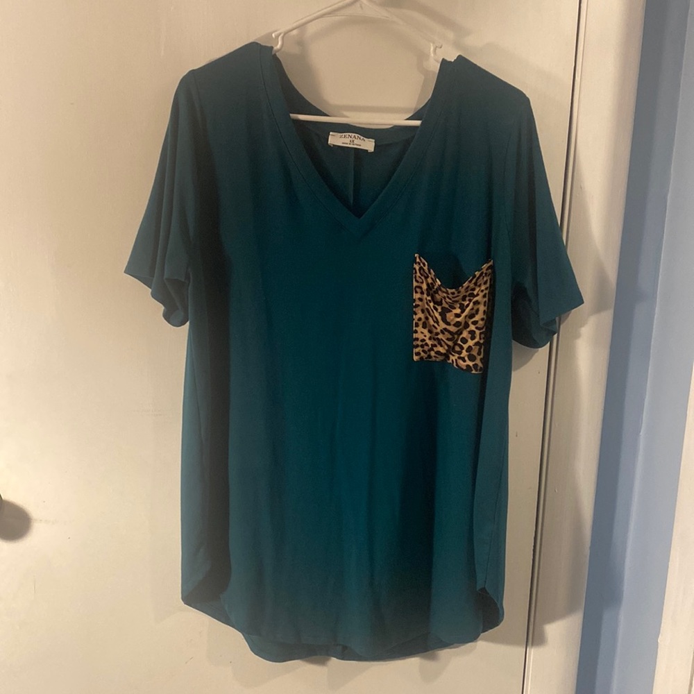 Green v-neck tee with leopard print breast pocket! Size 1X